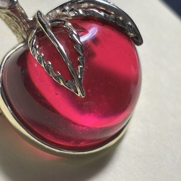Vintage Sarah Coventry Pink Red Lucite Gold Tone Domed Apple Pin Brooch - Picture 2 of 15
